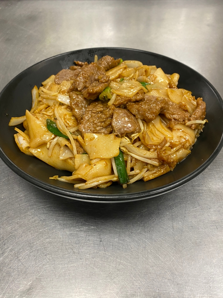 Order BEEF CHOW FOON 干炒牛河 food online from Wok and Roll Restaurant(H St) store, Washington on bringmethat.com