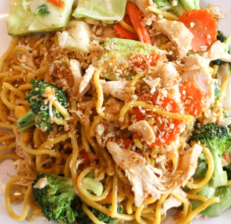 Order Garlic Noodle food online from Monkey Thai Restaurant And Bar store, Alameda on bringmethat.com