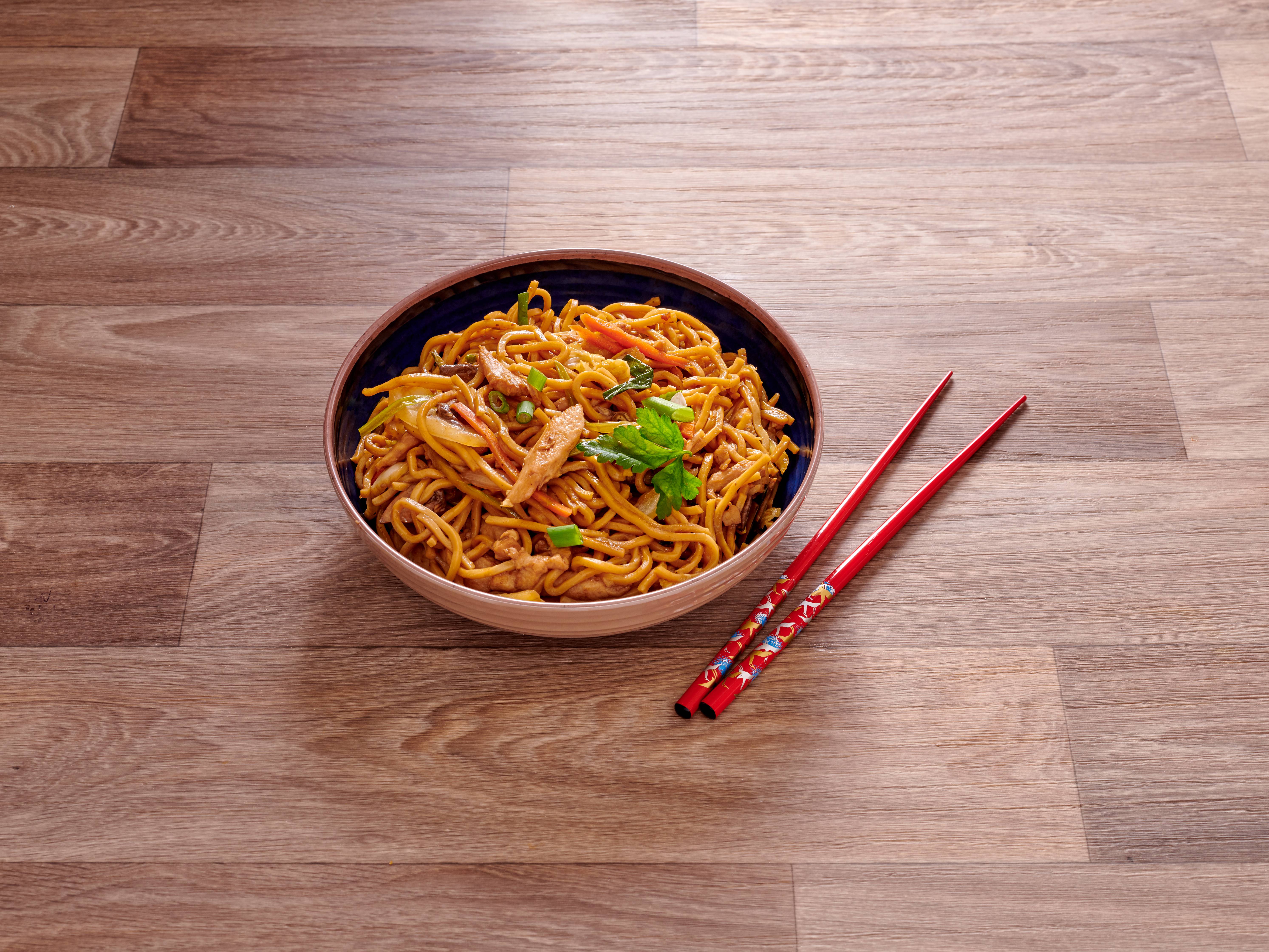 Order 31. Chicken Lo Mein food online from China Cafe store, Alexandria on bringmethat.com