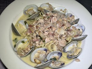 Order Clams Linguini food online from Bistro 1051 store, Clark on bringmethat.com