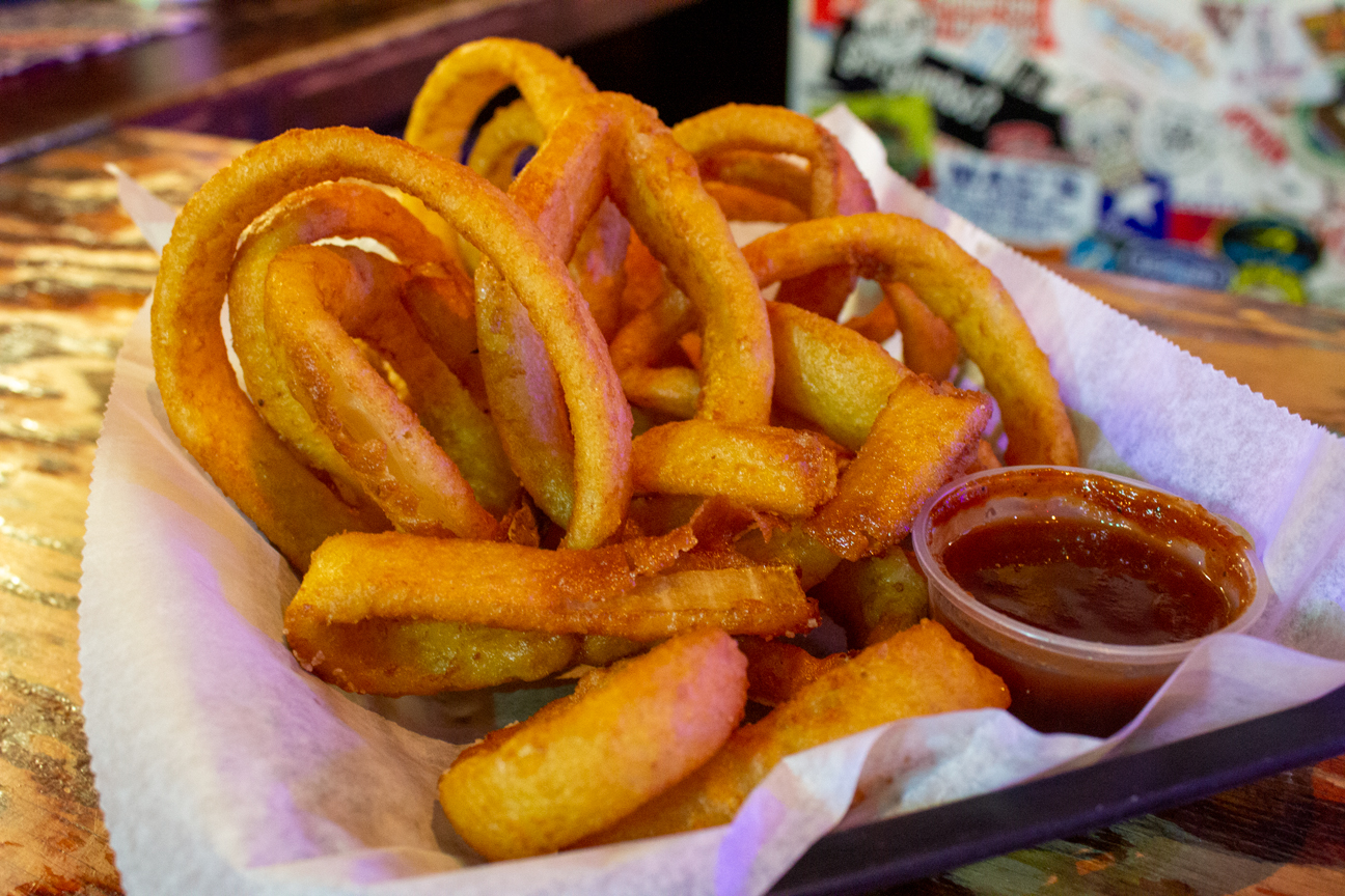 Order Beer-Battered Onion Rings Basket food online from Toons Bar & Grill store, Chicago on bringmethat.com