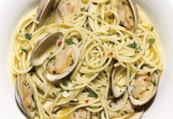 Order 77 Spaghetti a Vongole food online from Andiamo Pizzaria store, Chicago on bringmethat.com