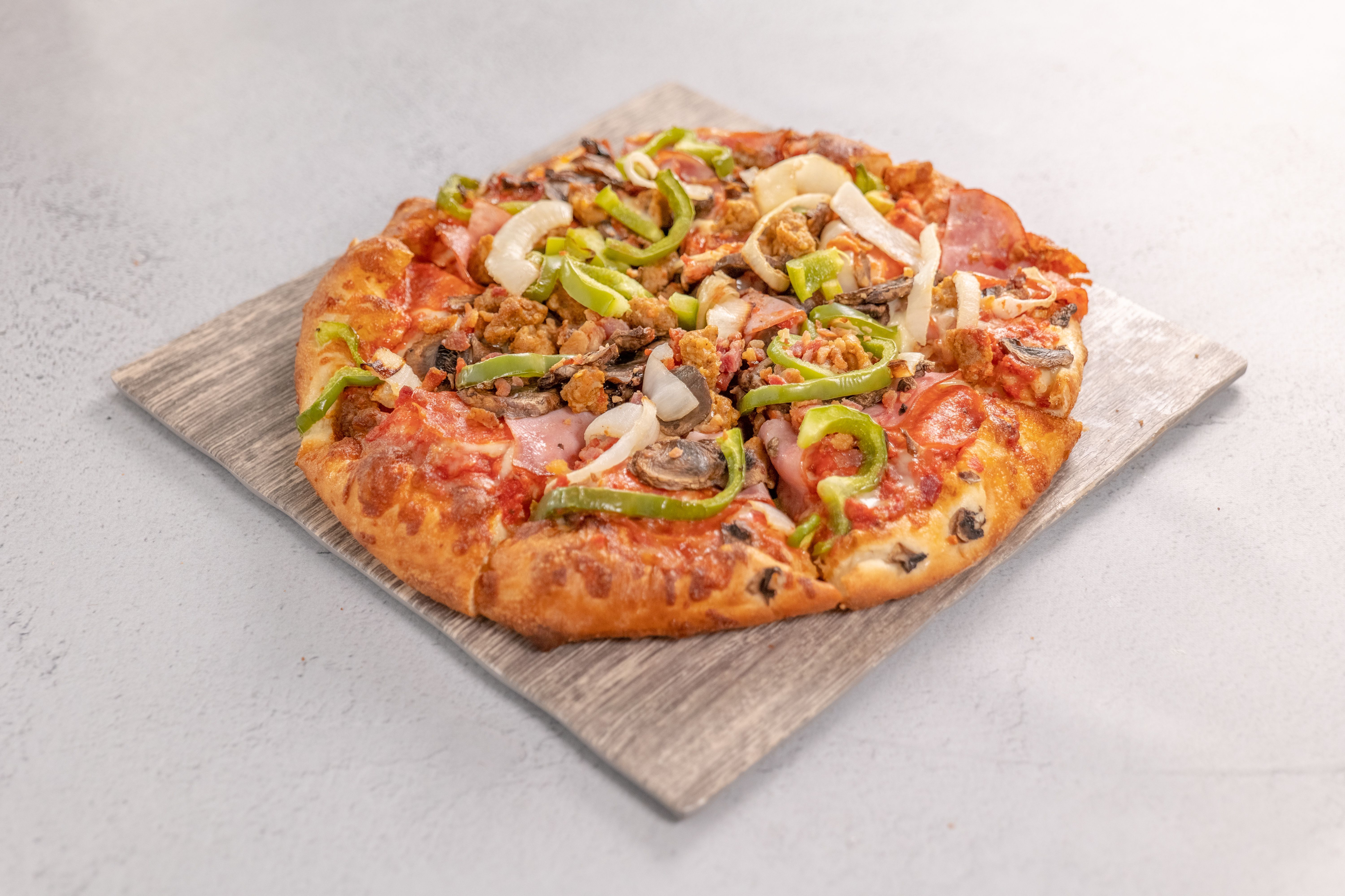 Order Deluxe Pizza food online from Avila's Pizza store, Lakewood on bringmethat.com