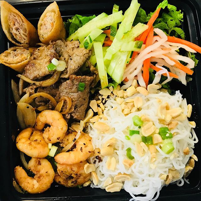 Order #21. Beef & Shrimp Vermicelli with Egg Roll food online from Nd Banh Mi store, Oceanside on bringmethat.com