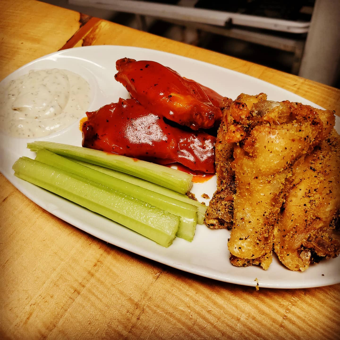 Order Chicken Wings food online from Albany Taproom store, Albany on bringmethat.com