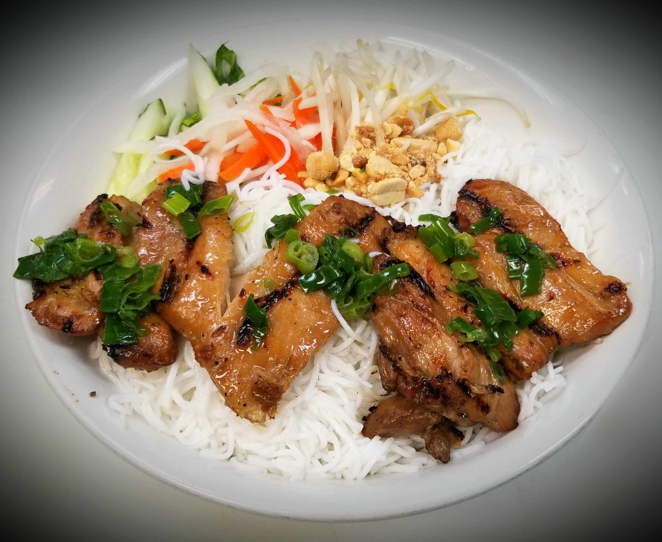 Order 49. Lemongrass Chicken with Vermicelli food online from Thien Hoang Restaurant store, Portland on bringmethat.com