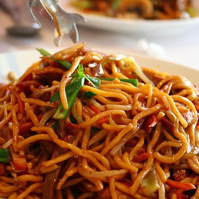 Order 48. Roast Pork Lo Mein food online from Food Wall Chinese Restaurant store, Jamaica Plain on bringmethat.com