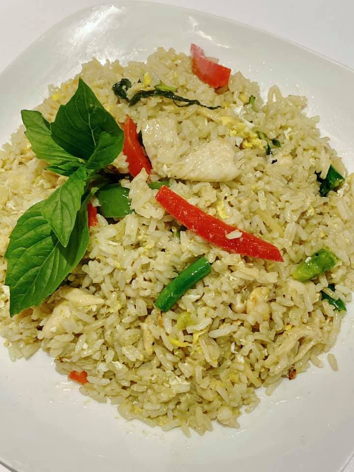 Order Green Curry Fried Rice food online from Thai Tea Asian Fusion Cafe  store, Irving on bringmethat.com