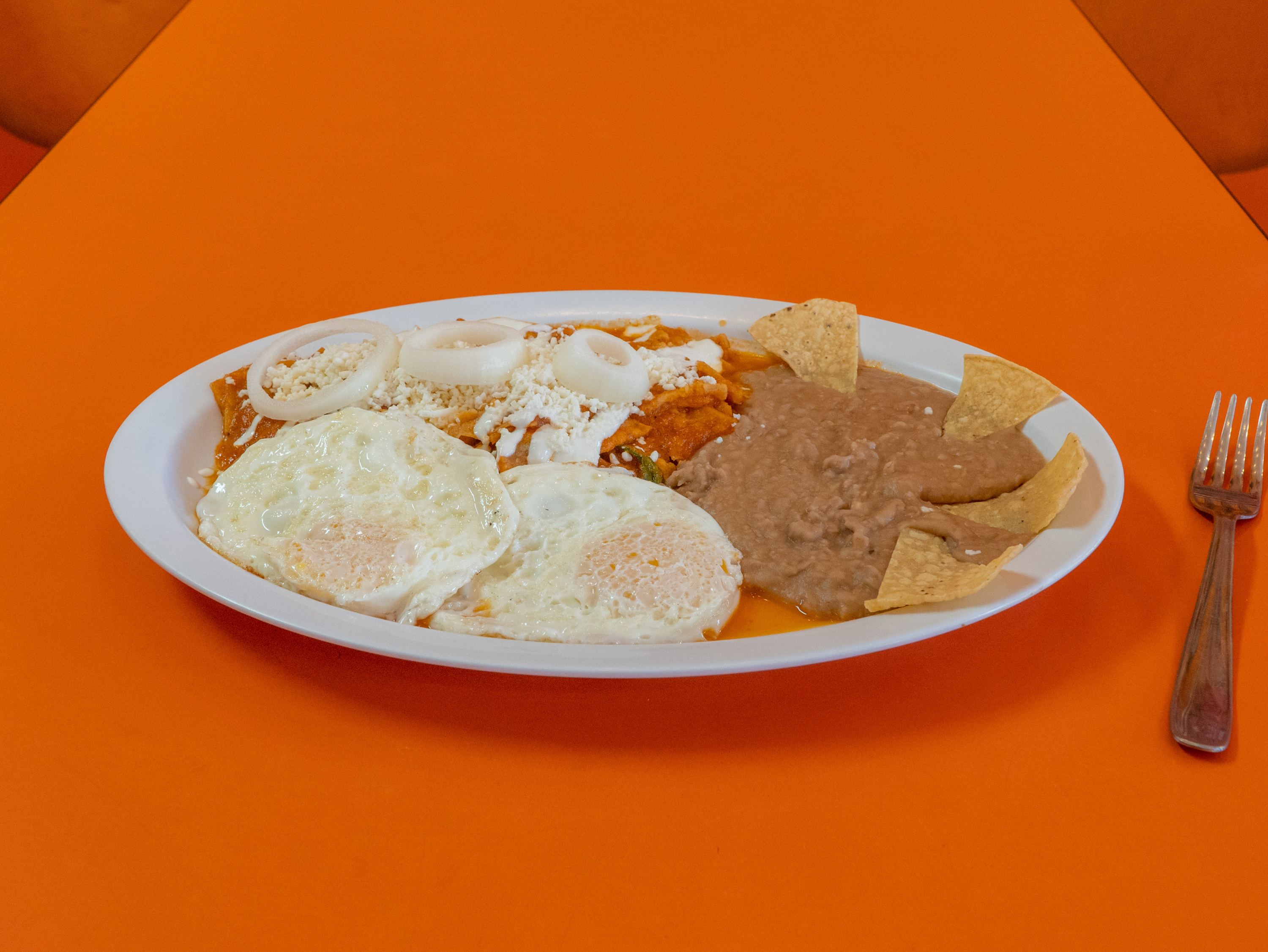 Order Chilaquiles rojos con huevo food online from Metro Balderas Restaurant store, Los Angeles on bringmethat.com