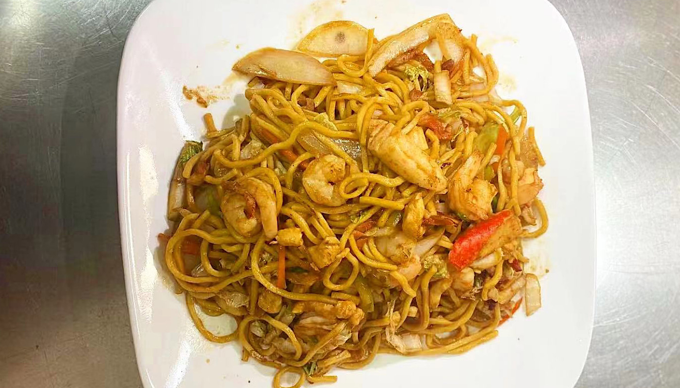 Order 32. House Special Lo Mein food online from Panda Hibachi store, Duncan on bringmethat.com