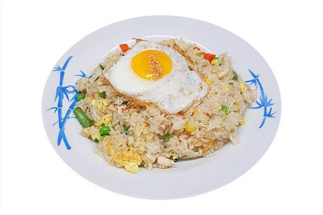 Order Chicken Fried Rice (Chicken Bokkeum Bap)치킨볶음밥 food online from Halmae Noodle 할매칼국수 store, Palisades Park on bringmethat.com