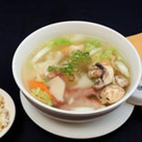 Order Wonton Soup food online from Twin Dragon Restaurant store, Los Angeles on bringmethat.com