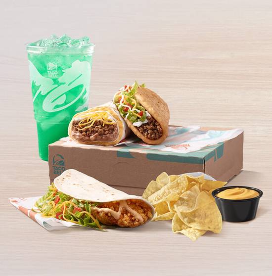 Order Cantina Crispy Chicken Taco Deluxe Box food online from Taco Bell store, Lufkin on bringmethat.com