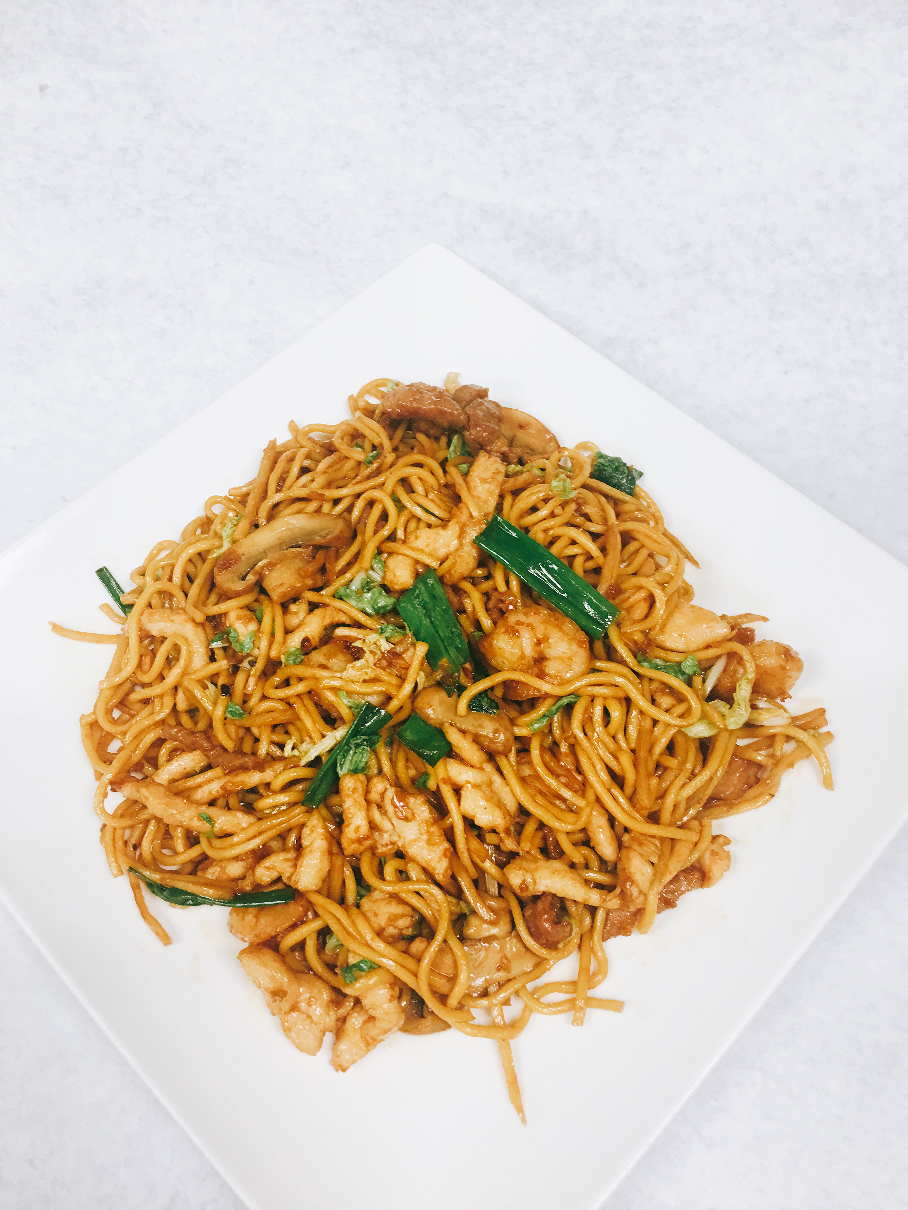 Order 10 Ingredients Lo Mein food online from Pearls Chinese Restaurant store, New York on bringmethat.com