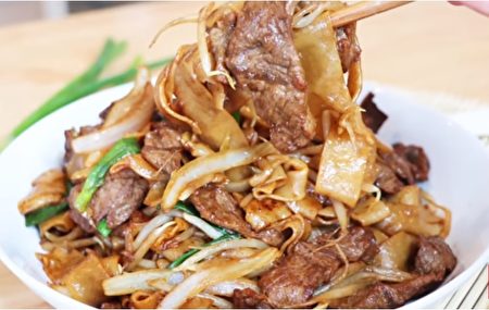 Order 40. Beef Chow Fun food online from Nice Chinese Restaurant store, Downingtown on bringmethat.com