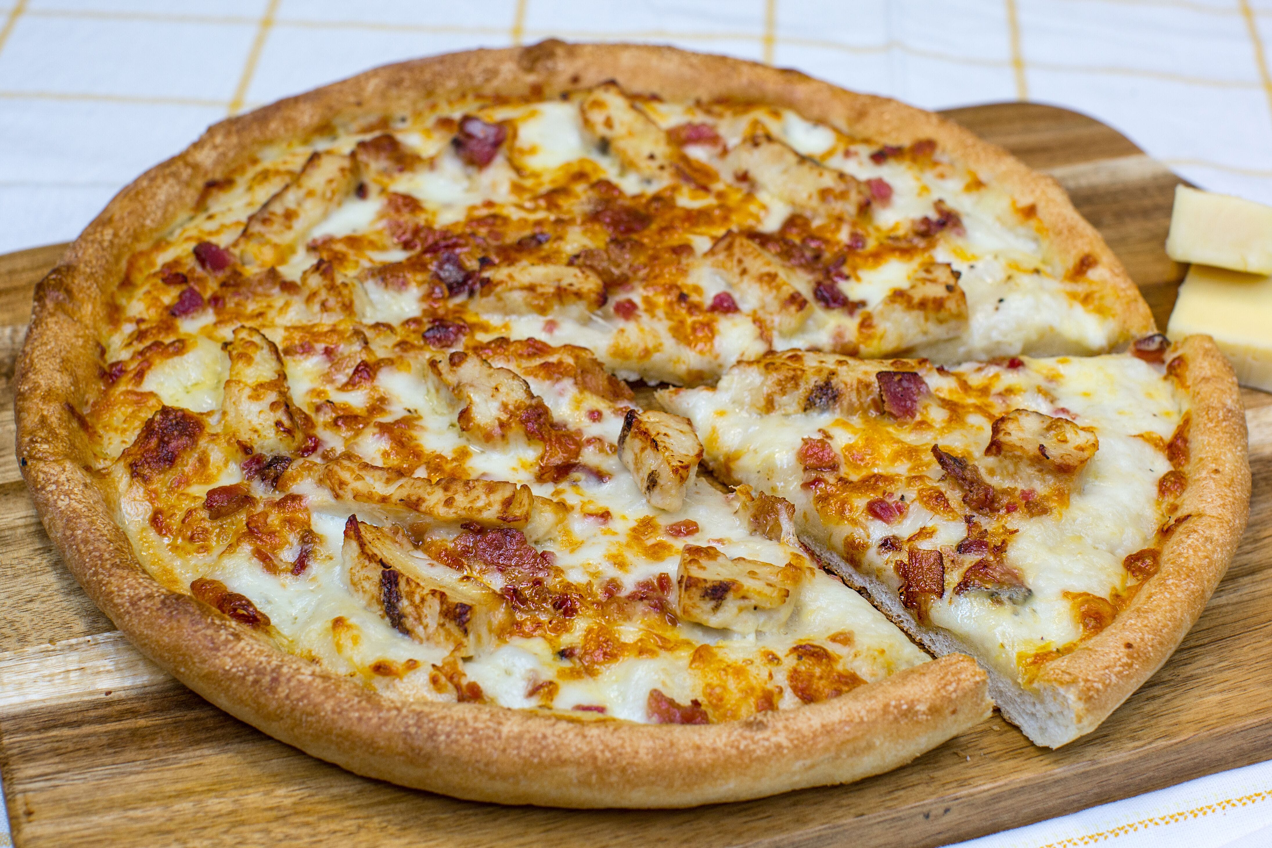 Order Alfredo Chicken Pizza - Personal 8'' food online from Sarpino's Pizzeria  store, Northbrook on bringmethat.com