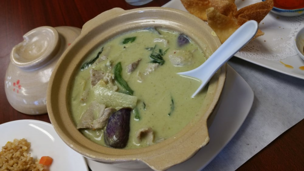 Order Green Curry food online from Khun Moo Thai Kitchen store, Northridge on bringmethat.com