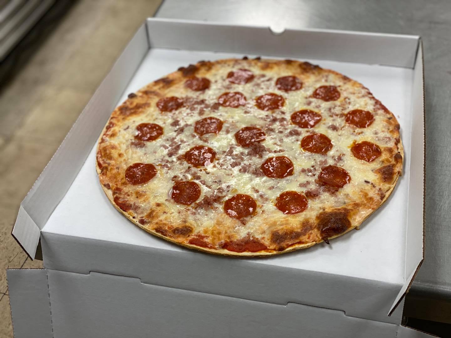 Order Pepperoni Pizza food online from Ruma's Deli store, Saint Louis on bringmethat.com