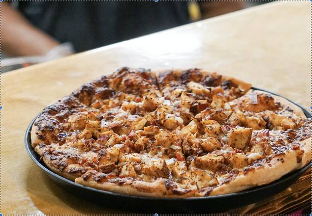 Order Sm.  BBQ Chicken Pizza food online from TailGate Brewery Chattanooga store, Chattanooga on bringmethat.com