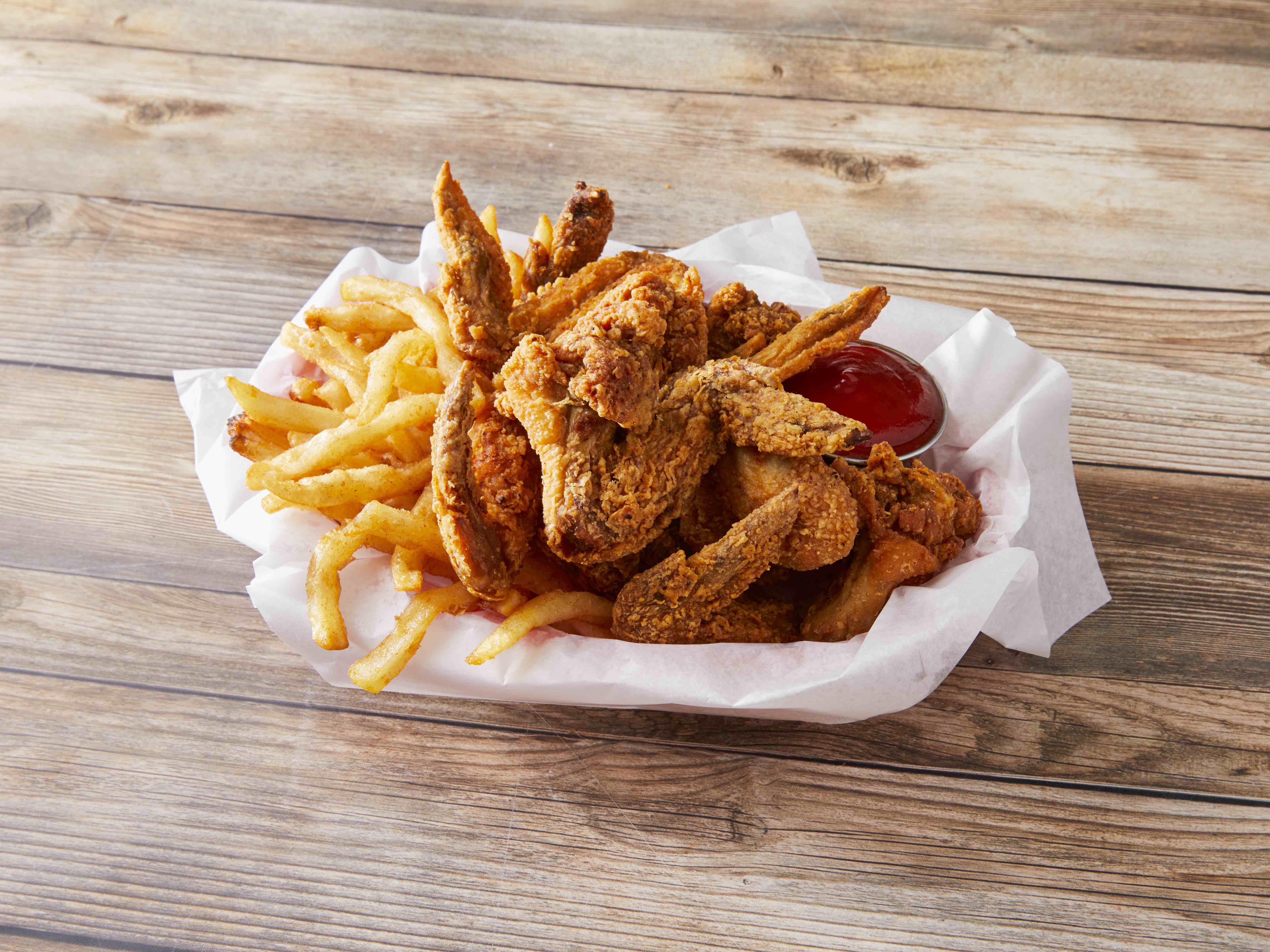 Order 8 Wing Basket food online from Great White Fish store, Grand Rapids on bringmethat.com