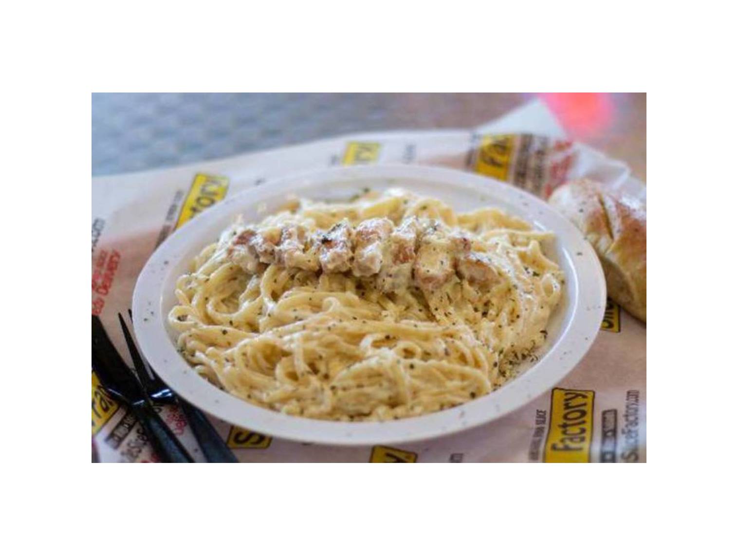 Order Linguine Chicken Alfredo food online from Slice Factory store, Chicago on bringmethat.com
