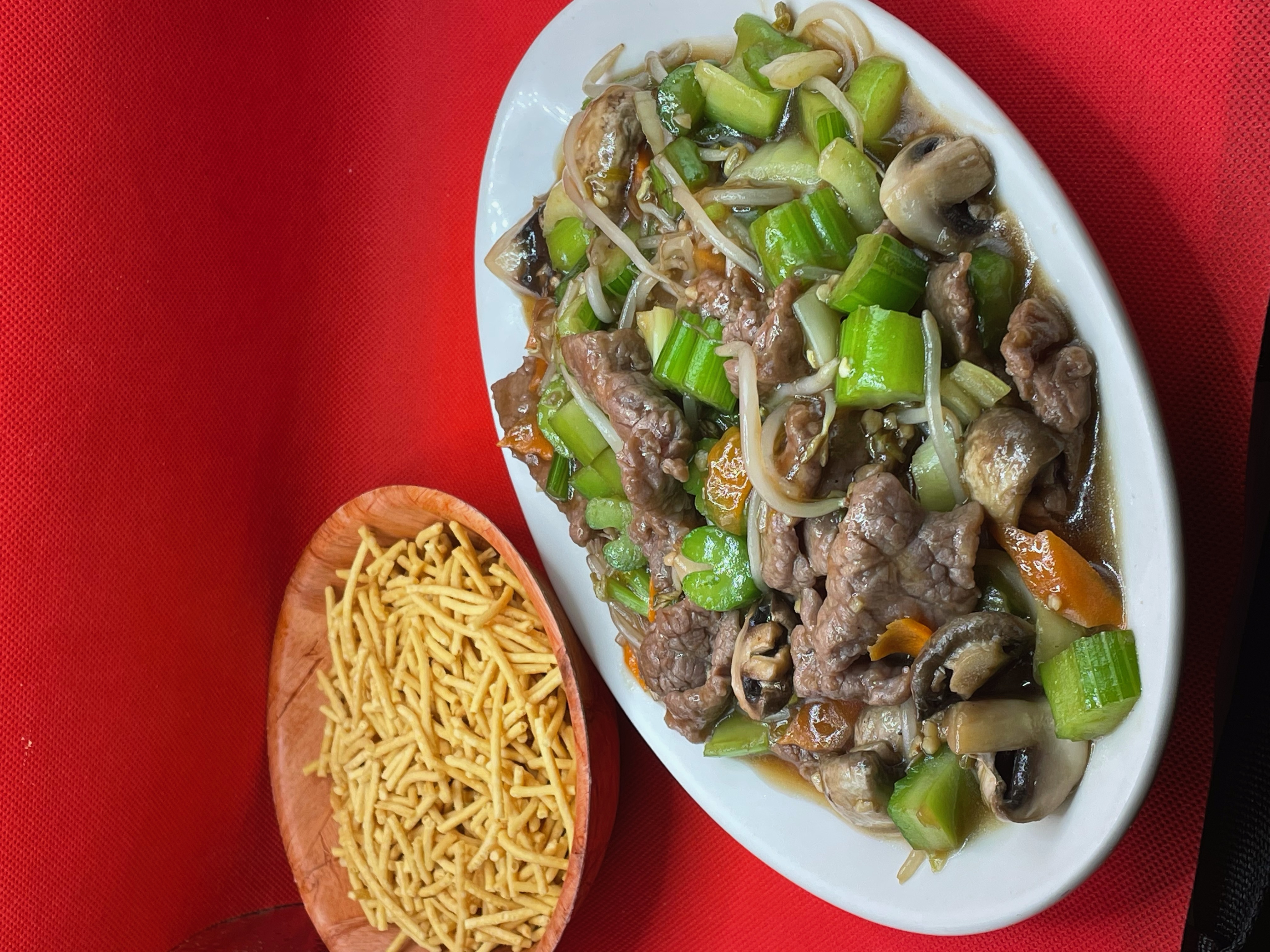 Order 31. Beef Subgum Chow Mein 牛肉杂锦炒面干 food online from Ka Hing Chinese Restaurant store, Novi on bringmethat.com