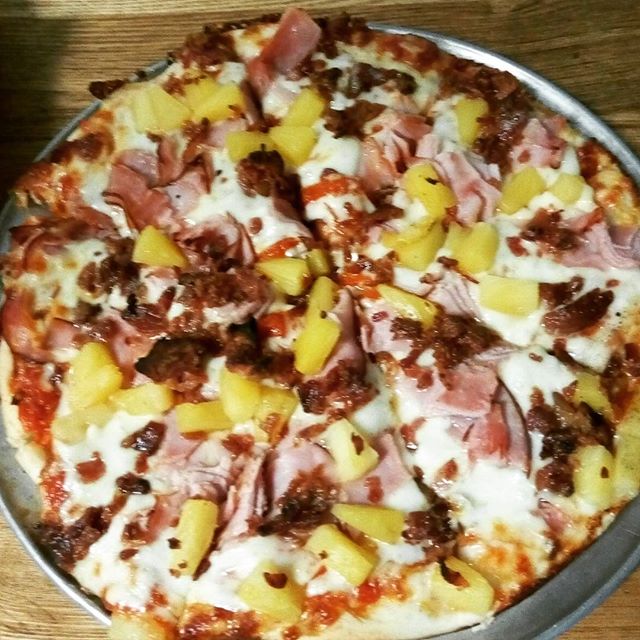 Order Hawaiian Pizza food online from Dominic's Bar & Grille store, Monrovia on bringmethat.com