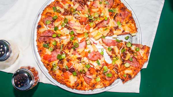 Order Maui Zaui with Ham Pizza (Personal) food online from Round Table Pizza store, San Rafael on bringmethat.com