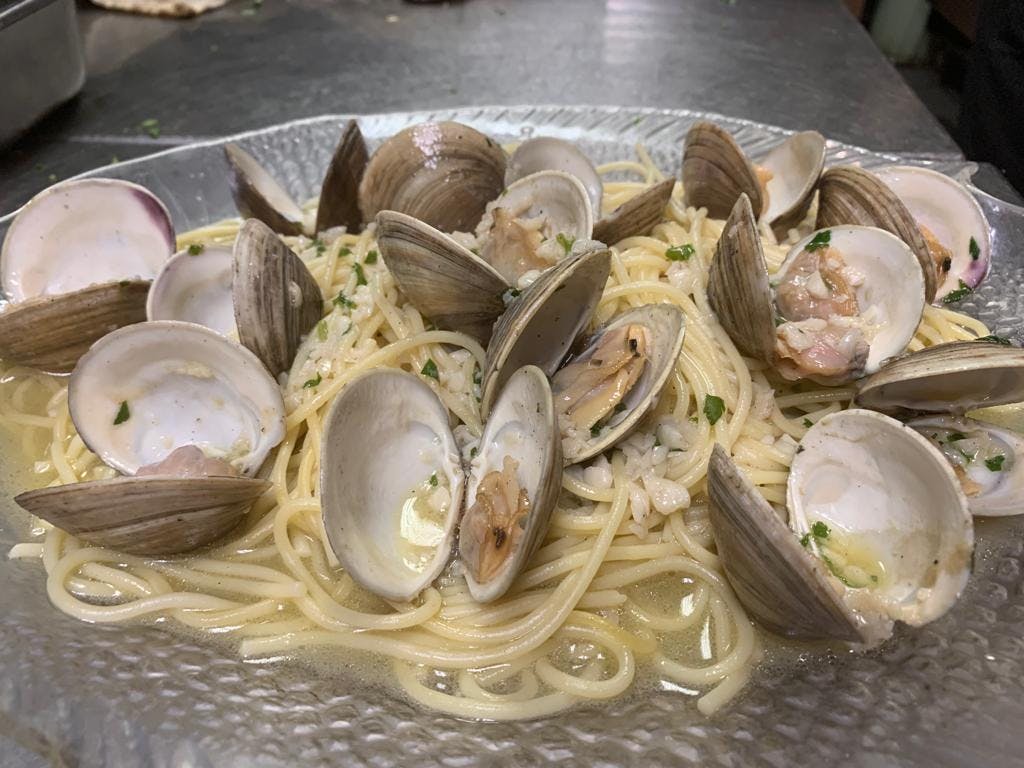 Order Linguine White Clam Sauce Special - Specials food online from Villa Nuova Ristorante store, Deptford Township on bringmethat.com