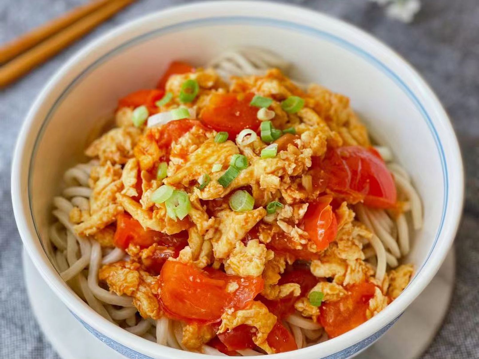 Order B4 Tomato & Scrambled Egg Dry Noodle B4 番茄炒蛋面 food online from Mid Summer Lounge store, Champaign on bringmethat.com
