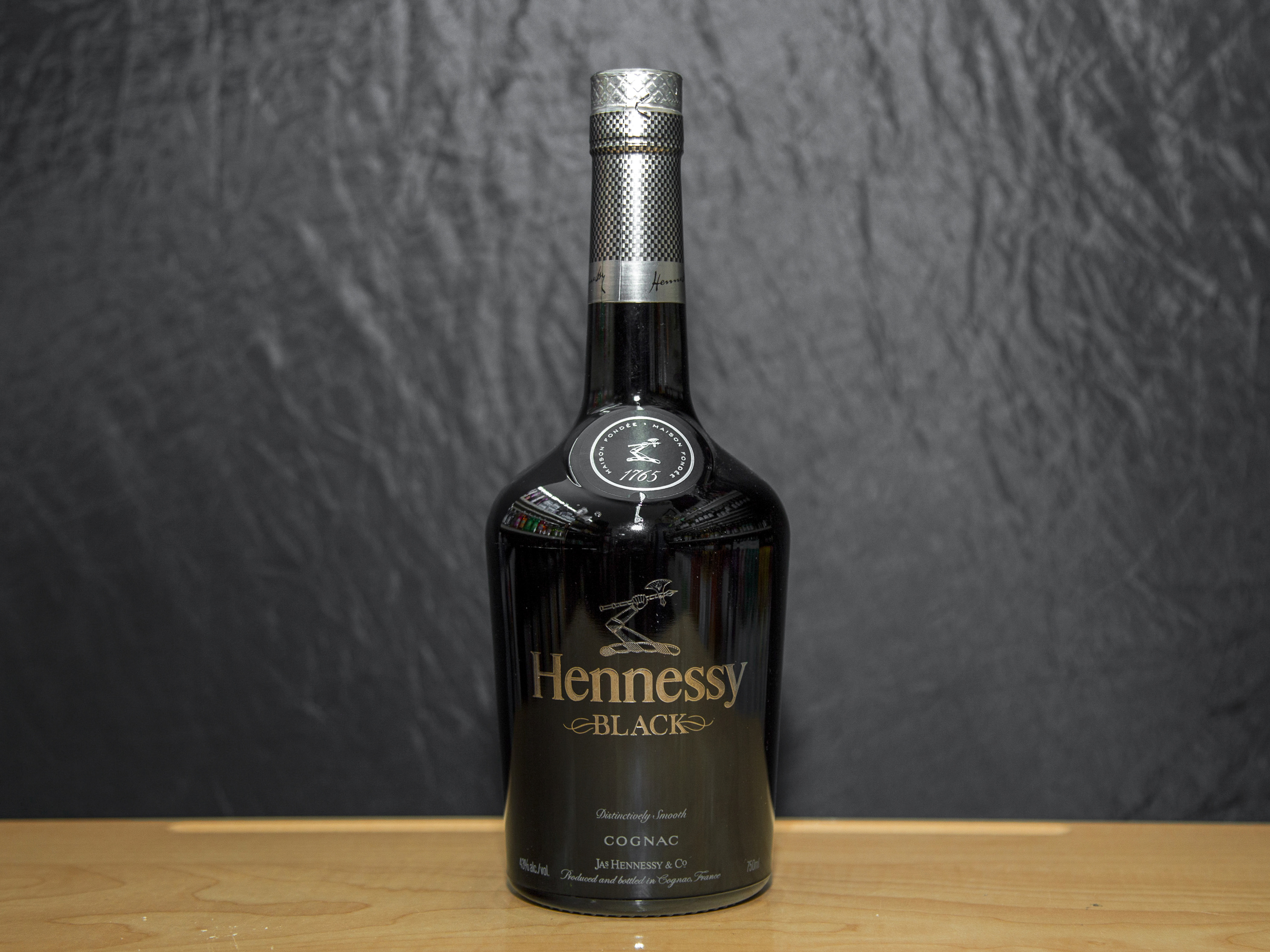 Order Hennessy Black, 750 ml. Cognac (40.0% ABV) food online from Platinum Star Food & Liquor store, Chicago on bringmethat.com