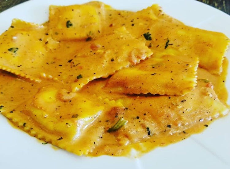 Order Ravioli Vodka Sauce - 8 Pieces food online from Giovanni's Pizza & Pasta store, Pittsburgh on bringmethat.com