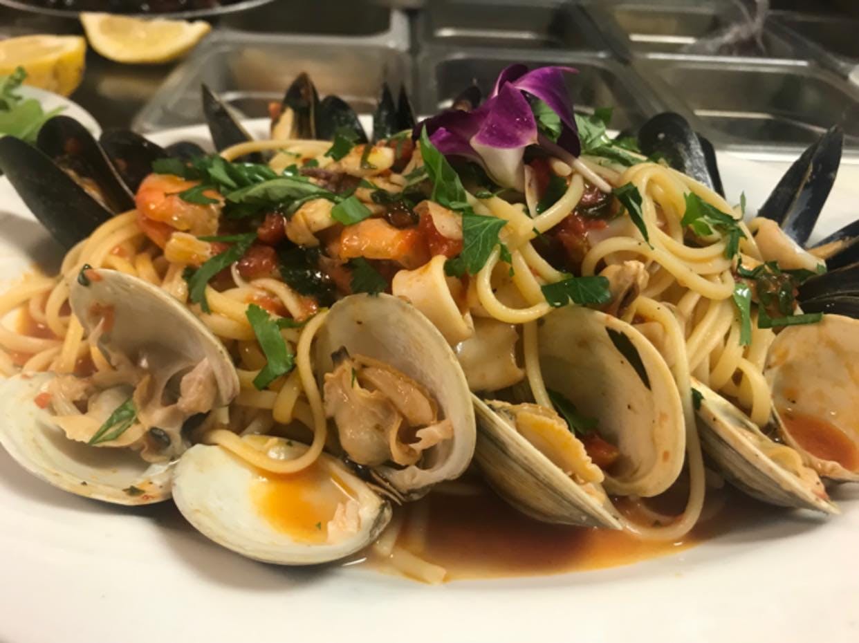 Order Linguine Alle Vongole - Pasta food online from Fountain Side Seafood Grill store, Horsham on bringmethat.com