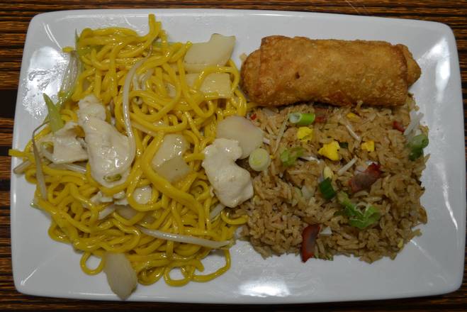 Order 25. Chicken Lo Mein food online from Golden Crown Chinese-American Restaurant store, Amherst on bringmethat.com