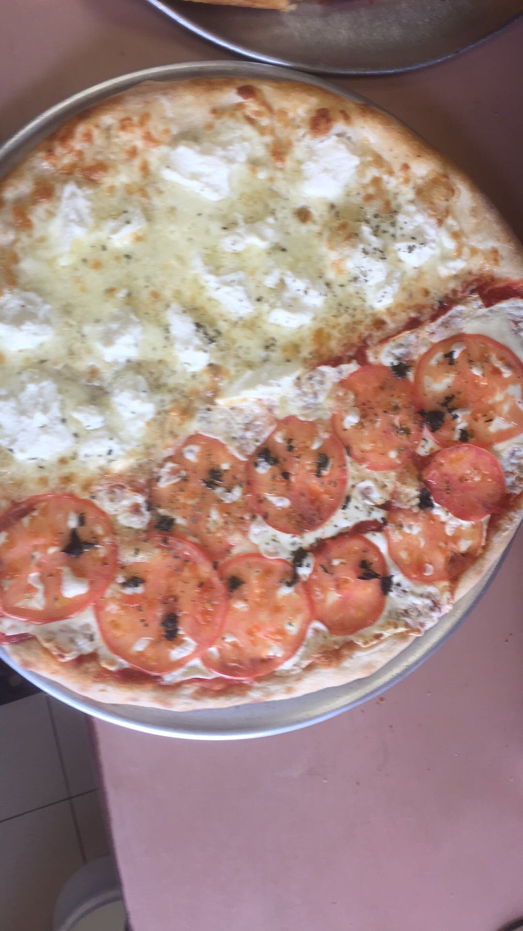 Order Fresh Mozzarella & Tomato Pizza - Small (6 Slices) food online from Pete's pizzeria & restaurant store, Brooklyn on bringmethat.com