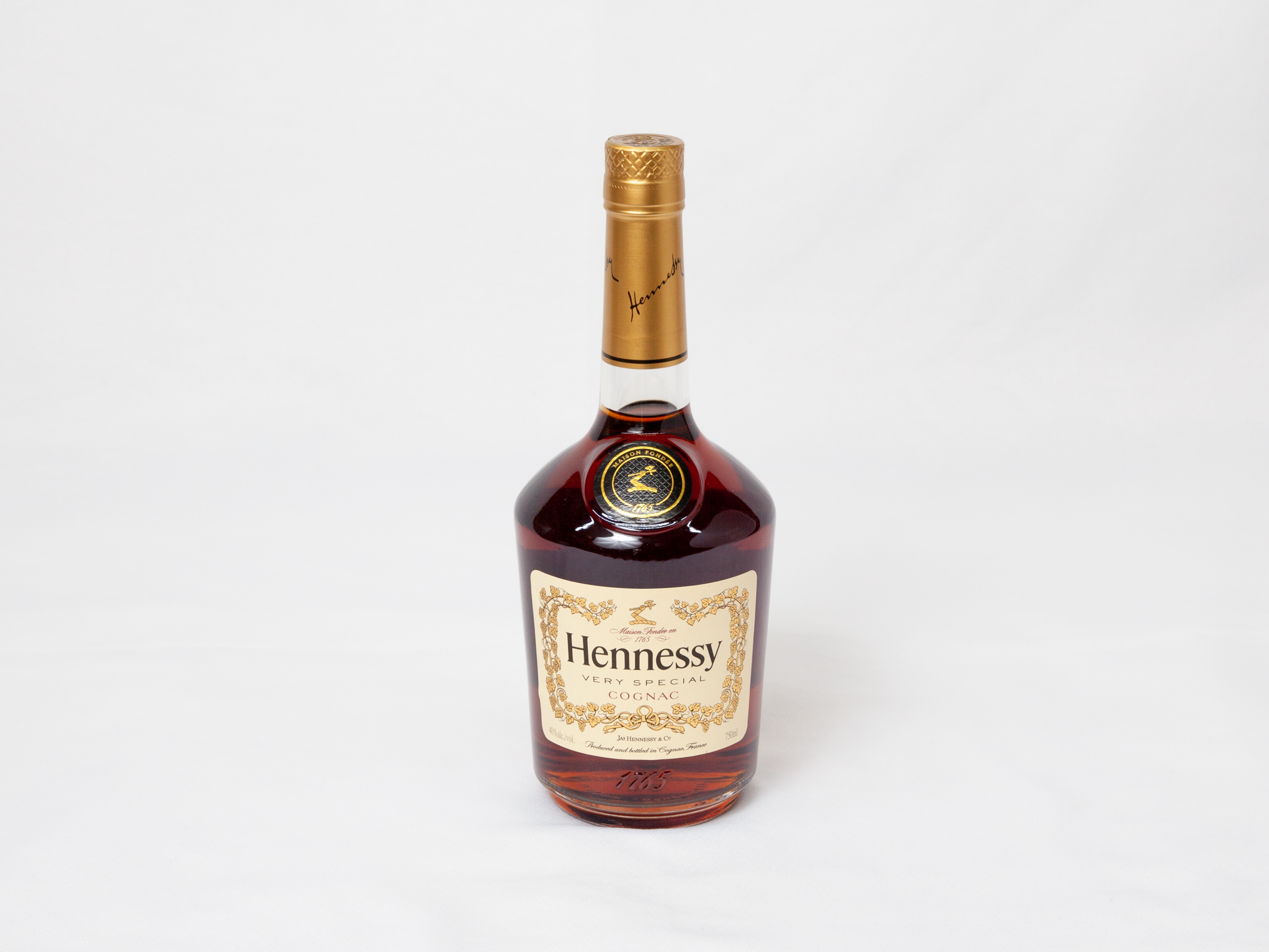 Order Hennessy Vs, Cognac 750 ml food online from Bucktown Food And Liquor store, Chicago on bringmethat.com