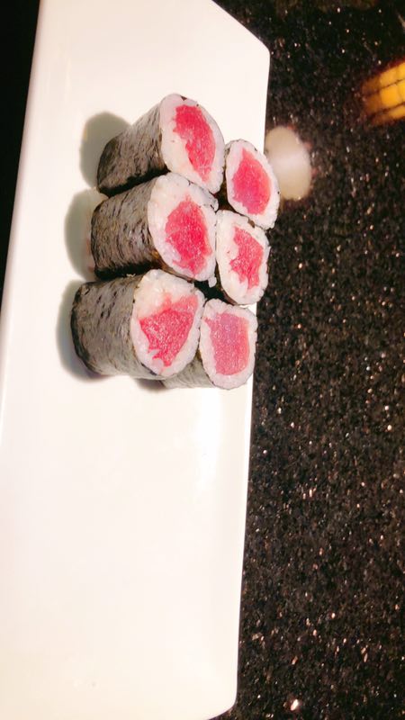 Order Tuna Roll food online from Mizu Japanese Sushi Cuisine store, Farmingdale on bringmethat.com