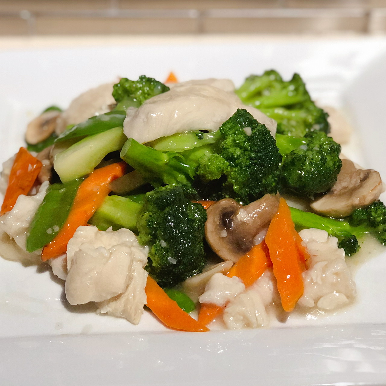 Order 39. Chicken with Broccoli and Onion food online from Happy Wok Asian Corner store, Elmwood Park on bringmethat.com