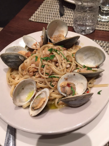 Order Linguine alla Vongole food online from Acquista Trattoria store, Fresh Meadows on bringmethat.com