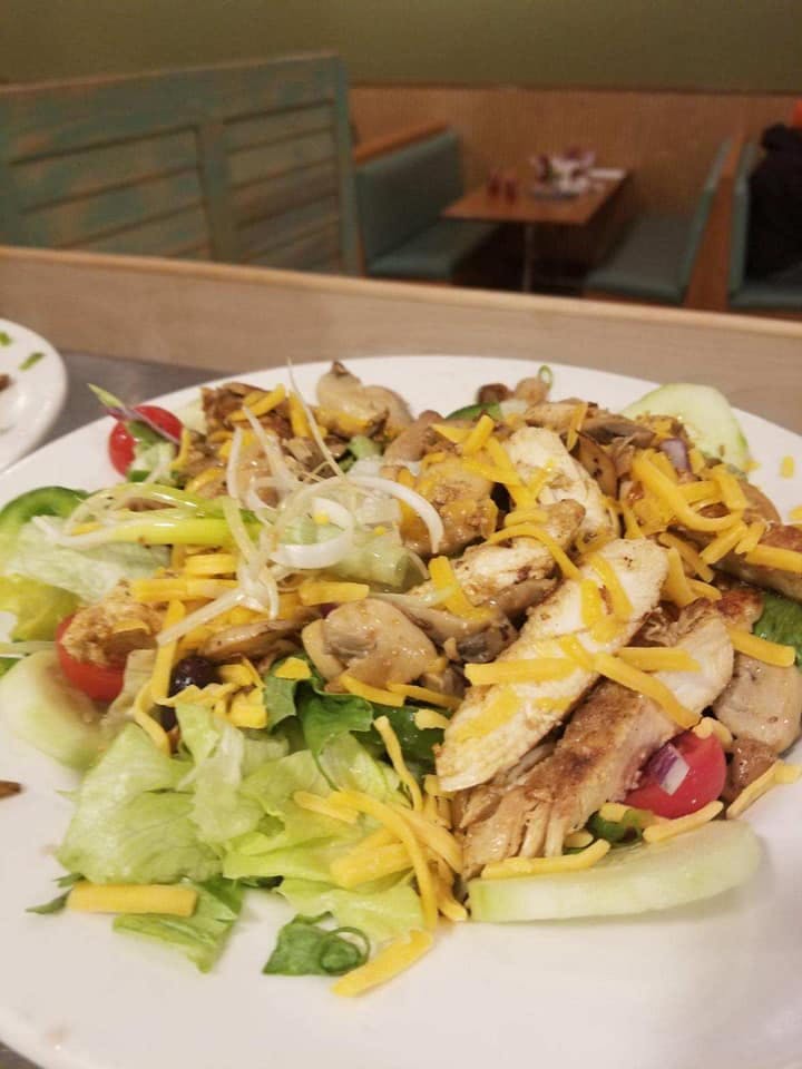 Order Grilled Chicken Salad - Salad food online from Mama Mais Pizza store, Culpeper on bringmethat.com