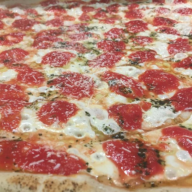 Order Margarita Pizza food online from Lenny's pizza store, Brooklyn on bringmethat.com