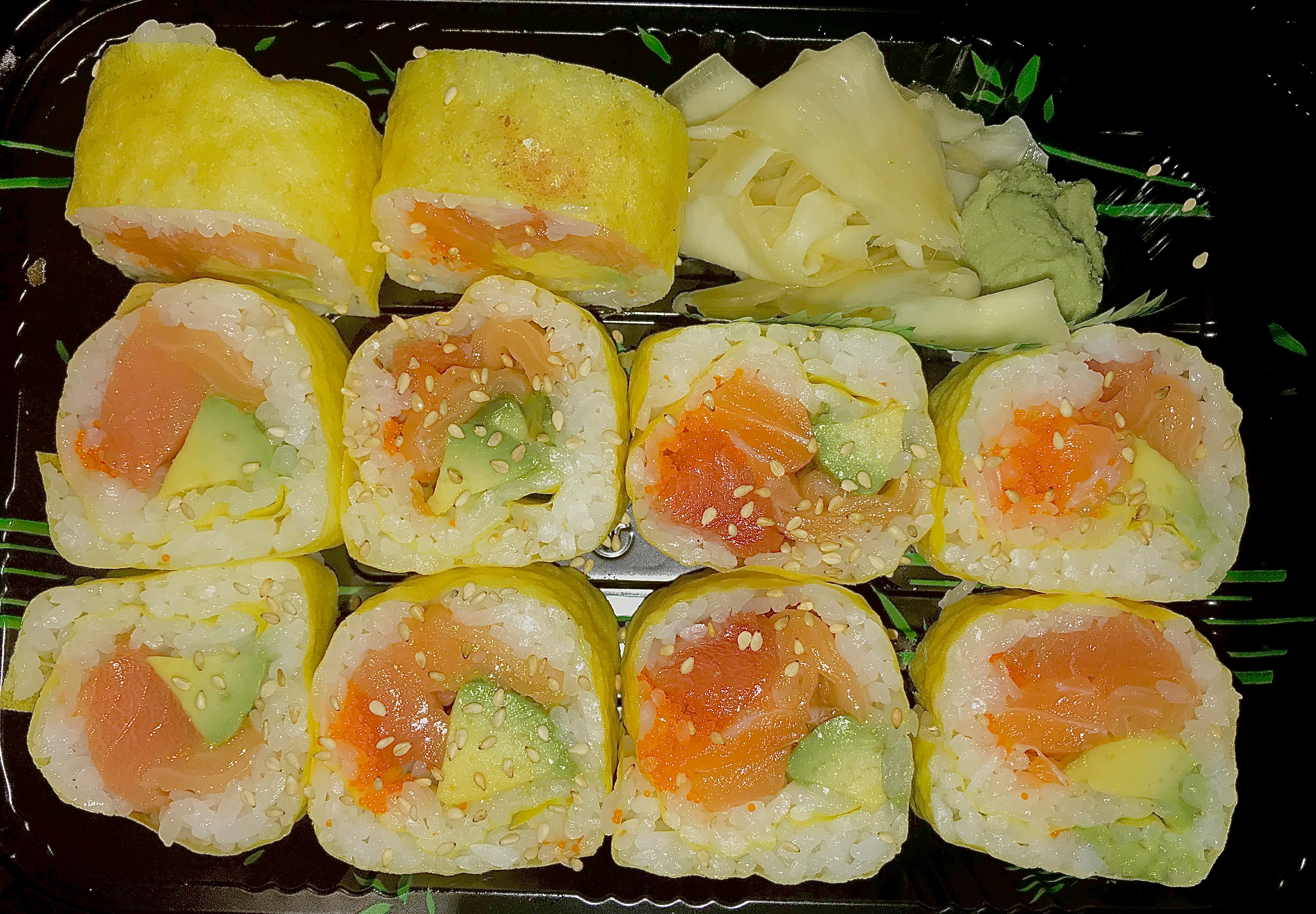 Order 82. Gold Mountain Roll food online from Thai Lemongrass & Sakura Sushi store, New York on bringmethat.com