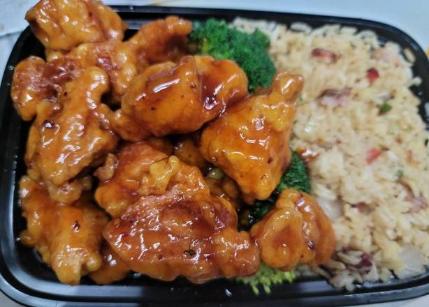 Order C24. General Tso White Meat Chicken (Spicy) 左鸡白肉 C 套 food online from Mr. Wonton store, Egg Harbor Township on bringmethat.com