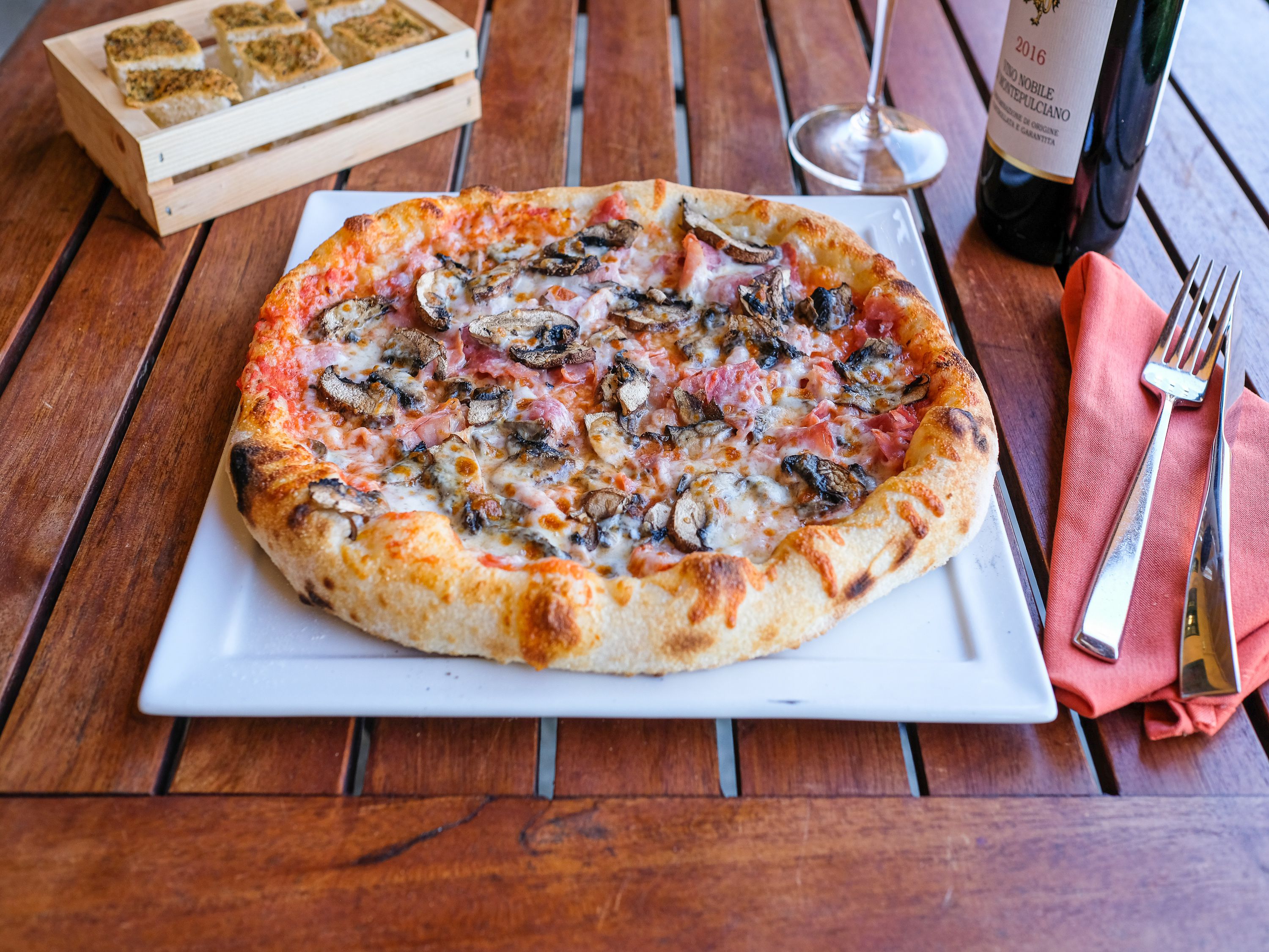 Order Cotto e Funghi Pizza food online from Solare Ristorante Italiano Pizzeria Lounge store, San Diego on bringmethat.com