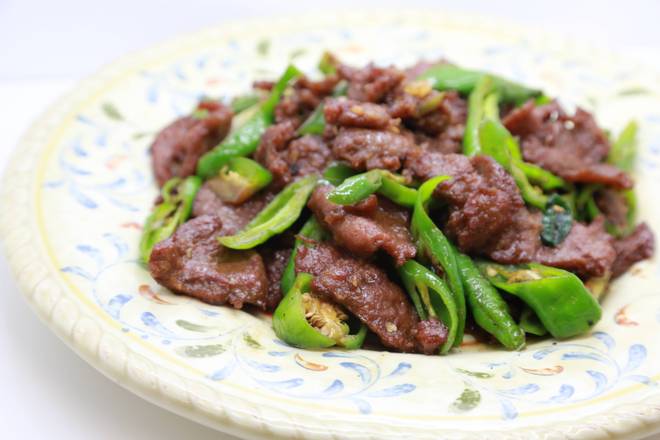 Order CN2B. Beef with Dual Chili Pepper 雙椒炒牛肉 food online from Uncle Chen's Chinese Restaurant store, State College on bringmethat.com