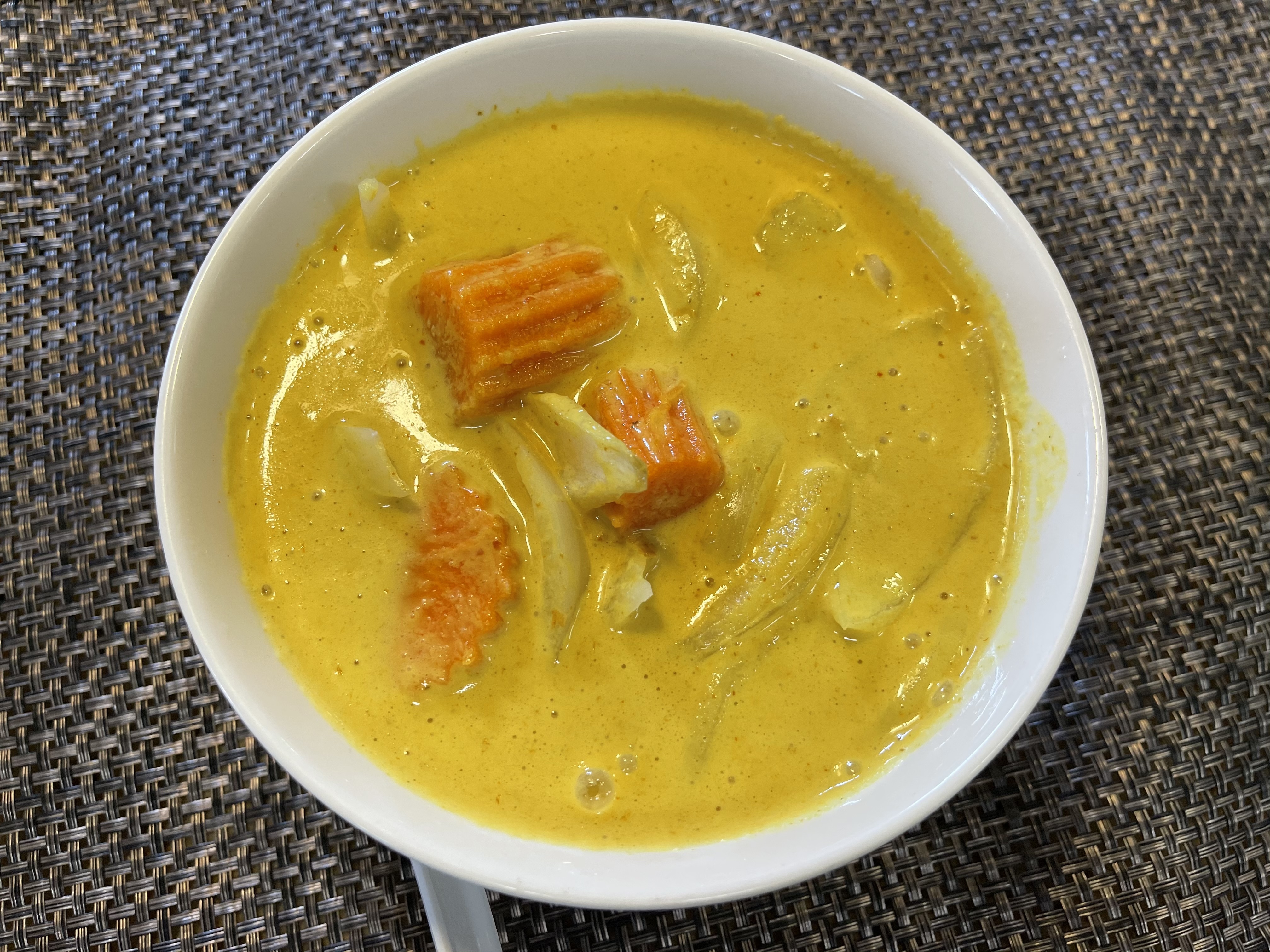 Order Yellow Curry food online from Thai Eagle Rox store, Los Angeles on bringmethat.com