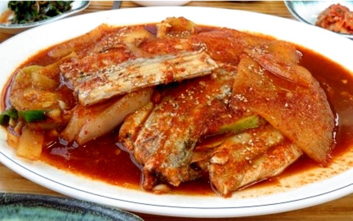Order J-35C. Brased Fish-Cutlassfish (갈치조림/辣炖带鱼) food online from Restaurant Namsan store, Los Angeles on bringmethat.com