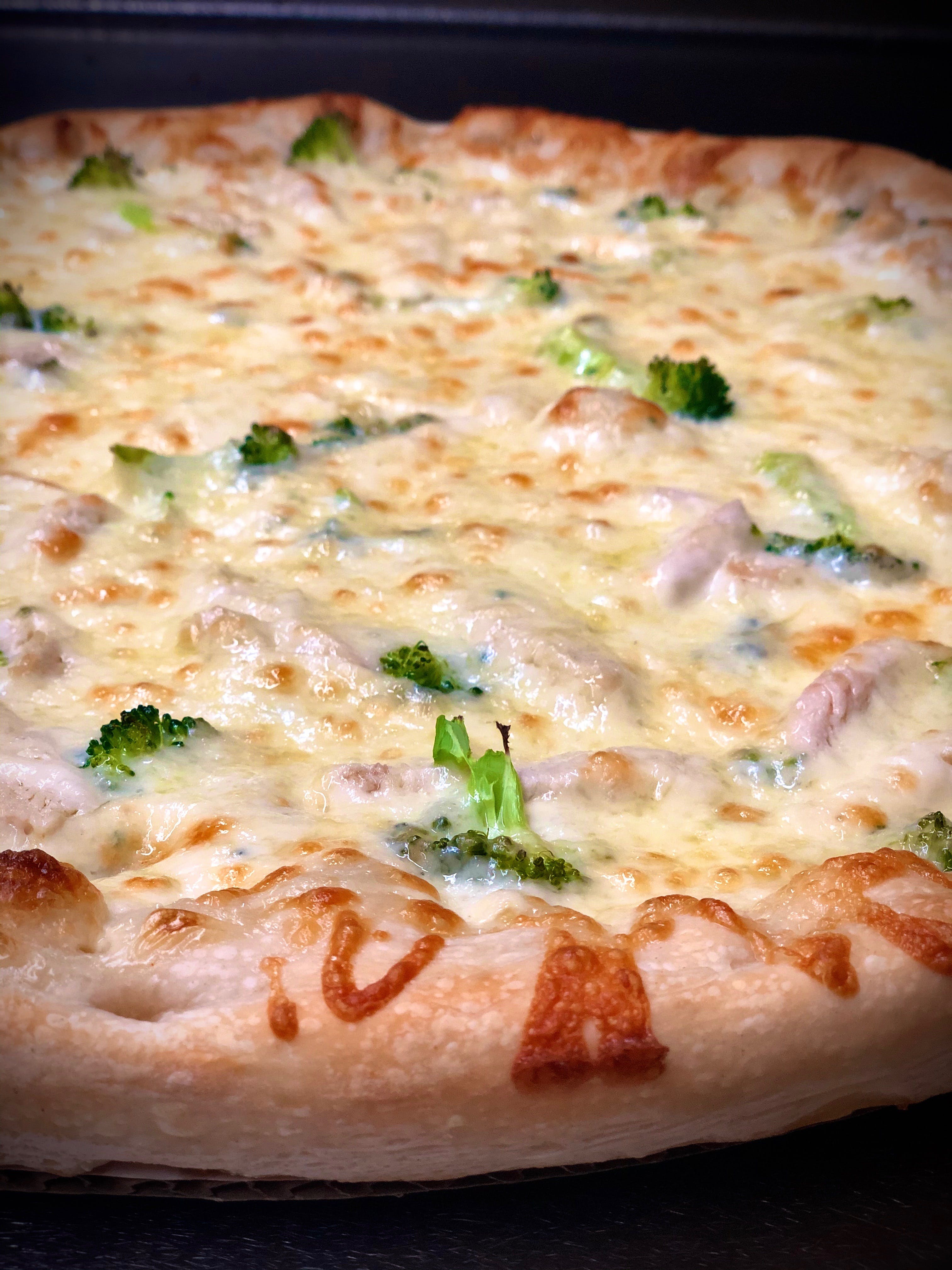 Order Chicken & Broccoli Alfredo Pizza - Small food online from Kelley Square Pizza store, Worcester on bringmethat.com