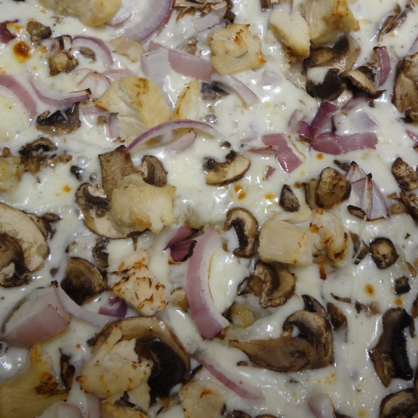 Order Creamy Garlic Chicken Pizza food online from Guido's Pizza and Pasta store, Northridge on bringmethat.com