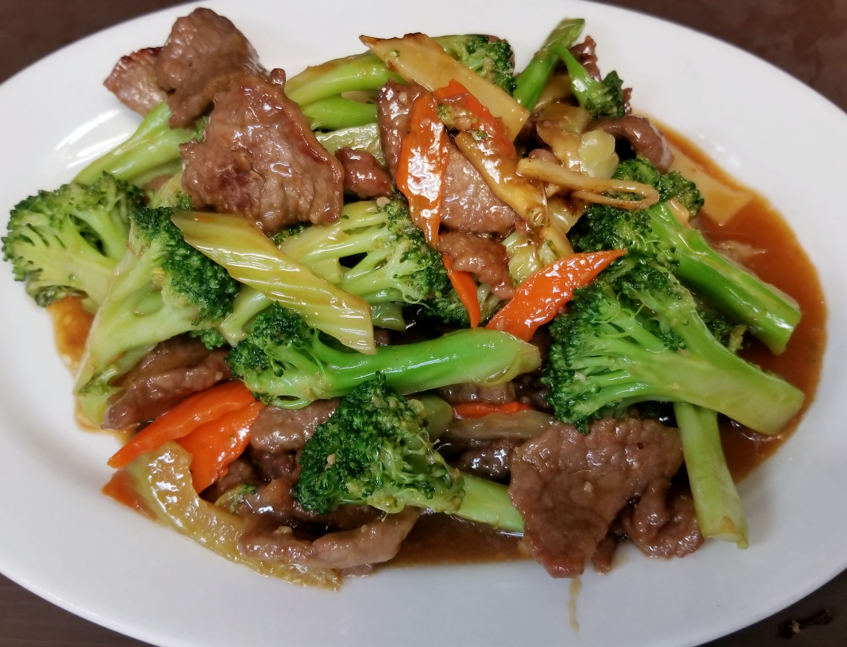 Order 409. Broccoli Beef food online from Thien Hoang Restaurant store, Portland on bringmethat.com